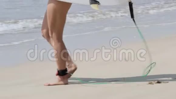 冲浪女孩行走海浪慢动作4k视频的预览图