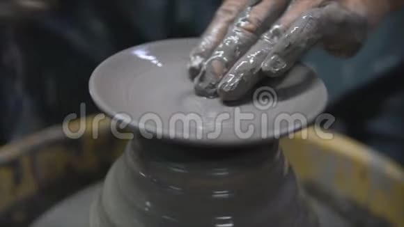 陶工在陶轮上制作陶罐视频的预览图