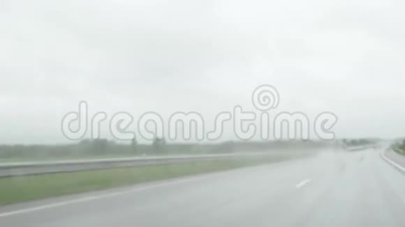 密雾公园树车视频的预览图