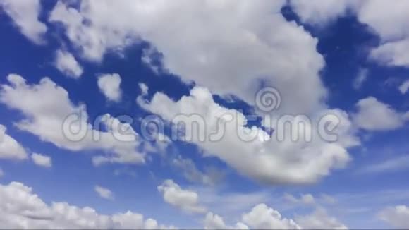 云和蓝天只为背景没有陆地和海洋视频的预览图