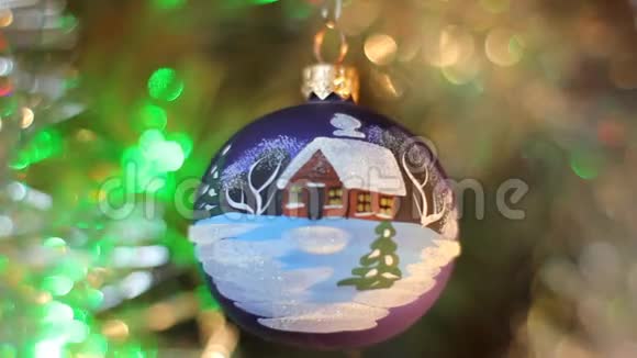 圣诞装饰品带房子照片的球视频的预览图