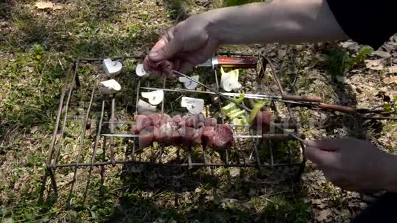 厨师准备肉类和蔬菜烘焙视频的预览图