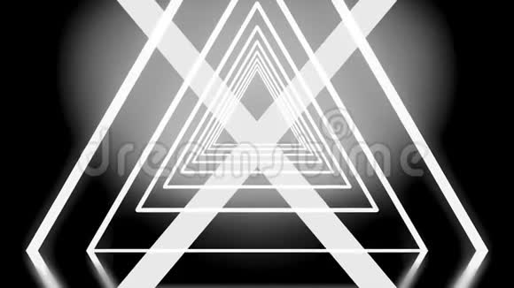 抽象白色三角形在黑色背景上跨越并形成霓虹灯隧道无缝环路动画几何视频的预览图