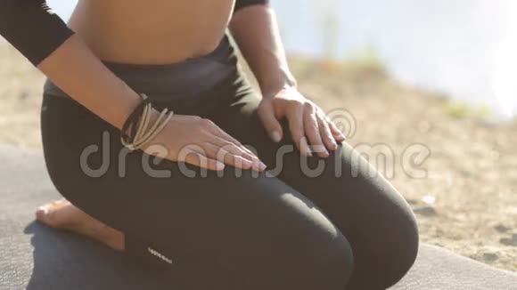 瑜伽女孩海滩日出和健康生活方式视频的预览图