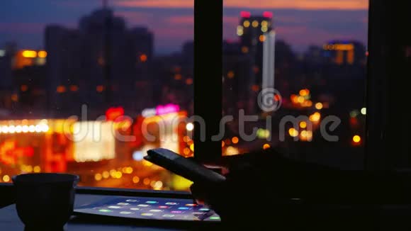 女子手触摸屏智能手机平板电脑手机在模糊美丽的蓝天与建筑城市背景视频的预览图