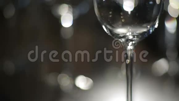 葡萄酒倒入玻璃杯中视频的预览图