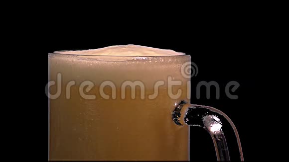 把淡啤酒倒入玻璃杯中慢动作视频的预览图