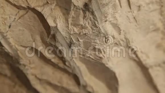 沙漠中的原始石头纹理视频的预览图