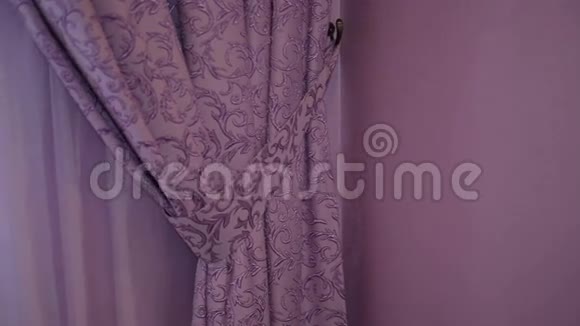 室内漂亮的紫色窗帘视频的预览图