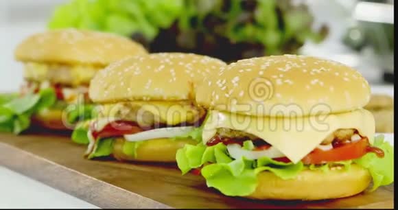 奶酪汉堡配番茄葱和生菜视频的预览图