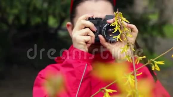 女性摄影师利用老式相机在户外拍摄视频的预览图