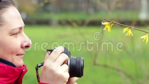 女性摄影师利用老式相机在户外拍摄视频的预览图