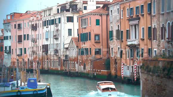 摩托艇在威尼斯的运河上航行视频的预览图