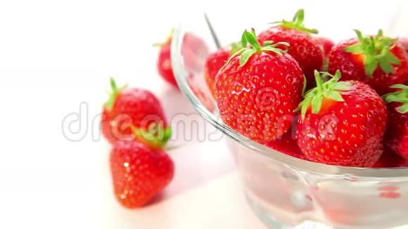 在玻璃碗里放草莓视频的预览图