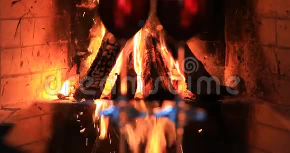 壁炉旁两杯红酒视频的预览图