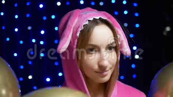 穿着带气球的粉红色吉古鲁米睡衣的女孩帕贾马党视频的预览图