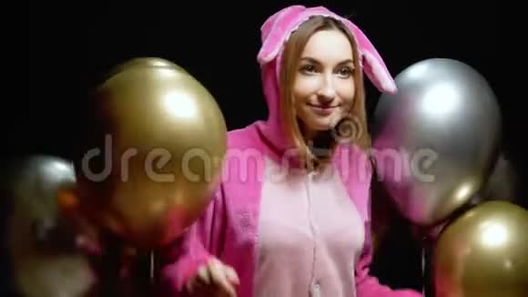 穿着带气球的粉红色吉古鲁米睡衣的女孩帕贾马党视频的预览图