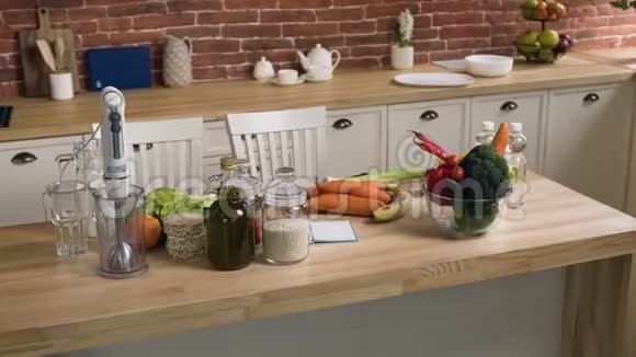 厨房桌子上的食物特写镜头视频的预览图