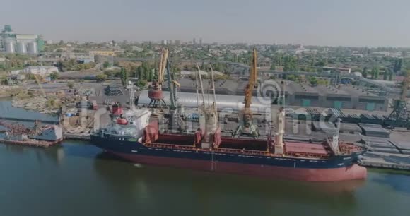 港口的干货船港口起重机将货物装载到干货船上视频的预览图