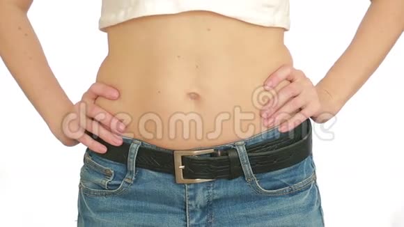 女人胖肚子腹部真空按摩女孩拉肚子视频的预览图
