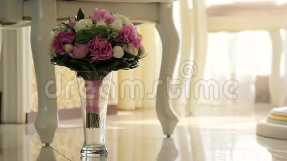 室内的新娘花束地板上花瓶里的婚礼花束婚礼内部视频的预览图
