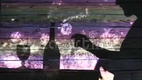 喝酒的男人的轮廓视频的预览图