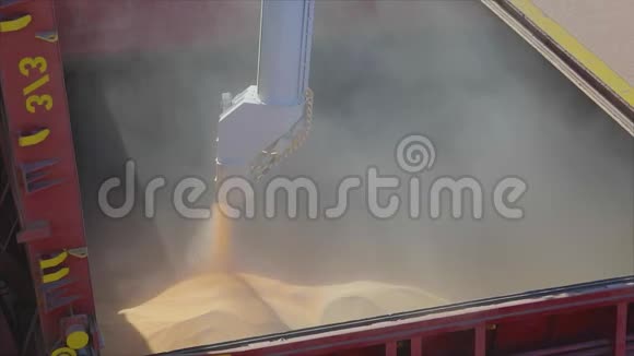 把小麦装进一艘油轮一艘装满小麦的船把粮食装进货船视频的预览图
