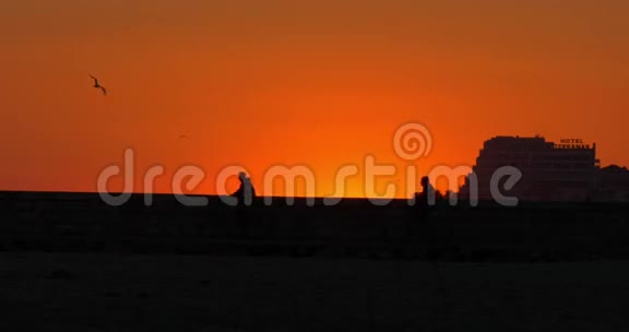 日落步行海湾酒店观4k西班牙海景视频的预览图