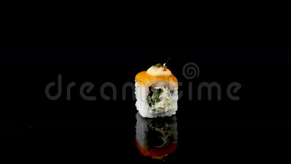 带鲑鱼和鱼子酱的寿司卷黑色背景旋转视频的预览图