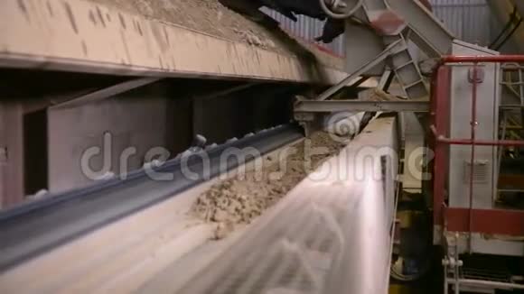 带土的输送机粘土在一家采矿厂通过运输工具视频的预览图