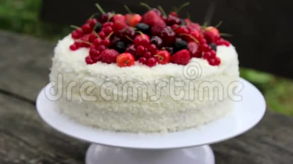 水果蛋糕与椰子片与果冻浆果水果果冻蛋糕浆果生日蛋糕烹饪杰作暑假假期视频的预览图