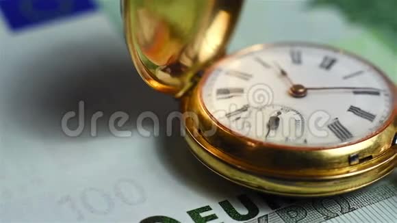 袖珍手表和欧元钞票视频的预览图