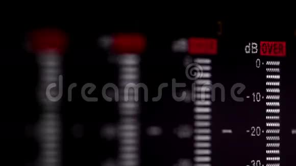 专业录像机上的声音指示器2视频的预览图