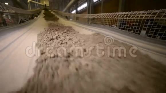 带土的输送机粘土在一家采矿厂通过运输工具视频的预览图