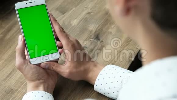 看手机的人用绿色屏幕色键视频的预览图