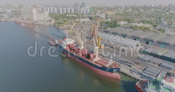 港口起重机将货物装载到一艘干货船上港口的干货船视频的预览图