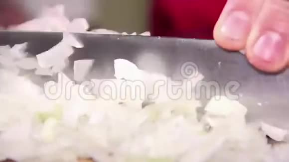 切洋葱煮饭视频的预览图