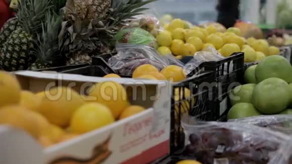 水果店柠檬香蕉苹果蜜柚视频的预览图