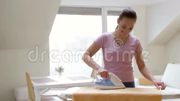 妇女或家庭主妇用熨斗烫毛巾视频的预览图