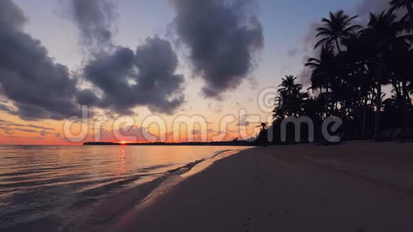 天堂般的热带岛屿海滩景观和美丽的日出多米尼加共和国蓬塔卡纳视频的预览图