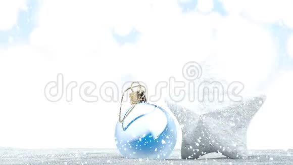 雪落在圣诞装饰球和星星上可循环的录像3D投标视频的预览图