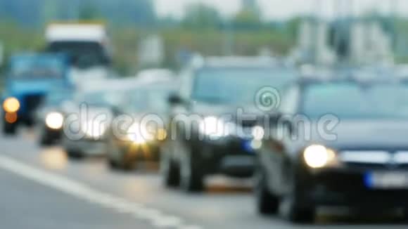 对立陶宛交通堵塞的关注模糊的场景视频的预览图