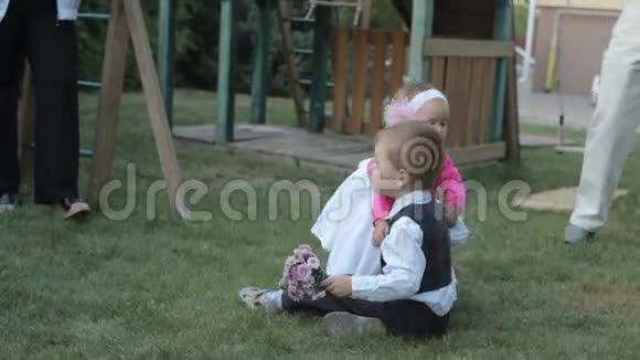 小男孩和小女孩在草地上玩耍视频的预览图