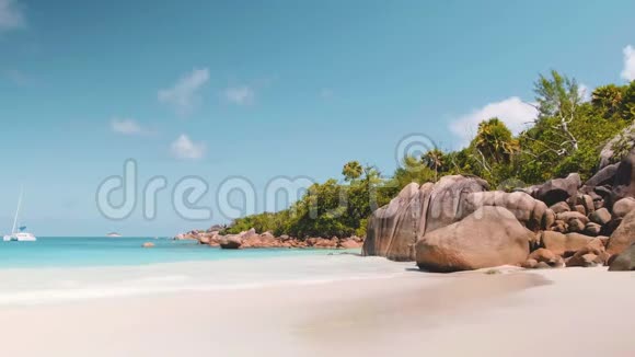 棕榈和热带海滩全景塞舌尔Praslin岛AnseLazio海滩视频的预览图