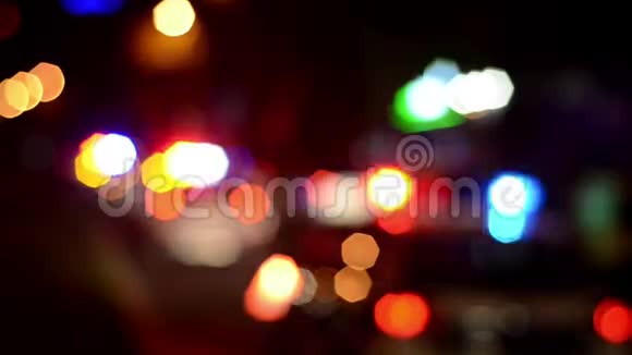 交警在街上工作上班的警察警察应急灯在夜间闪烁车祸犯罪现场视频的预览图