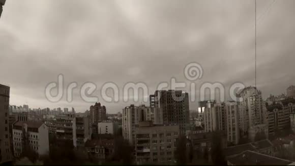 在城市上空的天空上观看白色蓬松的云彩视频的预览图