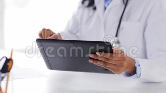 有平板电脑和文件的医生视频的预览图