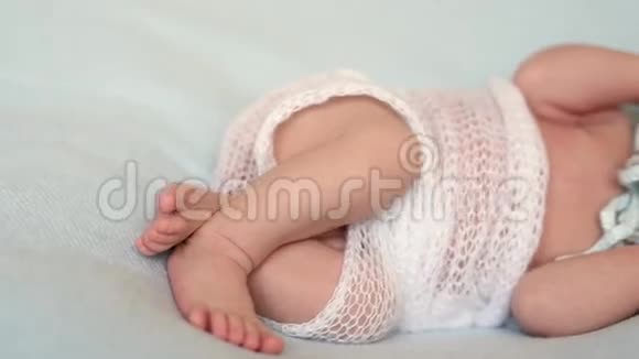 新生儿躺在蓝色毯子上视频的预览图