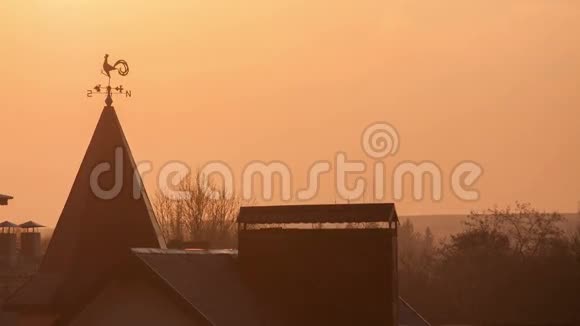 屋顶上壮丽的日落风向指示器视频的预览图