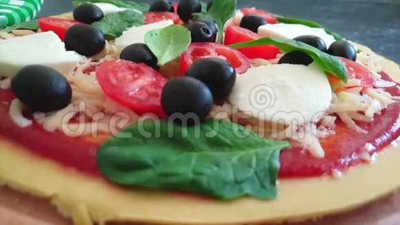 比萨橄榄西红柿美食具体背景菜单视频的预览图
